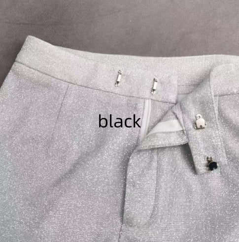 Veste de costume à paillettes, sous-vêtements, pantalon droit.