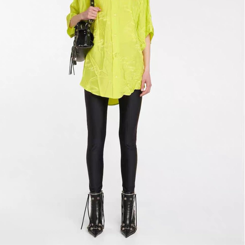 حذاء بوت قصير مدبب من الأمام بسحاب جانبي مرصع بمسامير معدنية، مناسب لراكبي الدراجات النارية