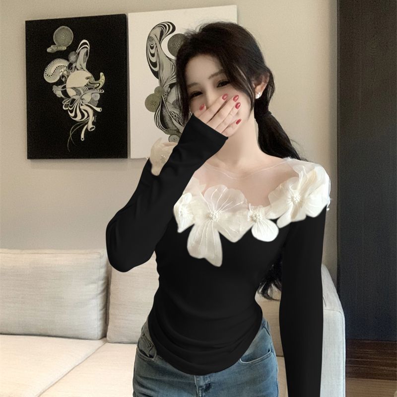 تيشيرت نسائي أنيق مزين بالدانتيل بنقشة زهور، بقصة ضيقة