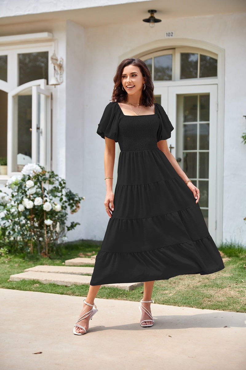 Robe courte plissée à col carré, dos nu et manches bouffantes