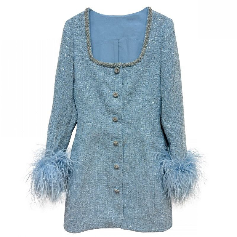 Robe bleue à manches longues, col en U orné de plumes et boutons diamant