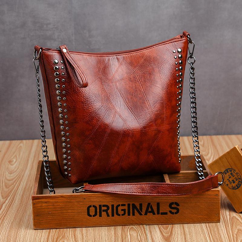 Sac bandoulière souple en cuir clouté grande capacité