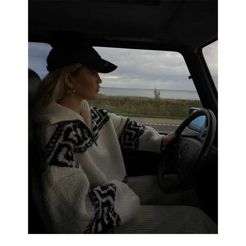 معطف صوفي فضفاض من صوف الحملان، بياقة عريضة وياقة قصيرة وسحاب قصير