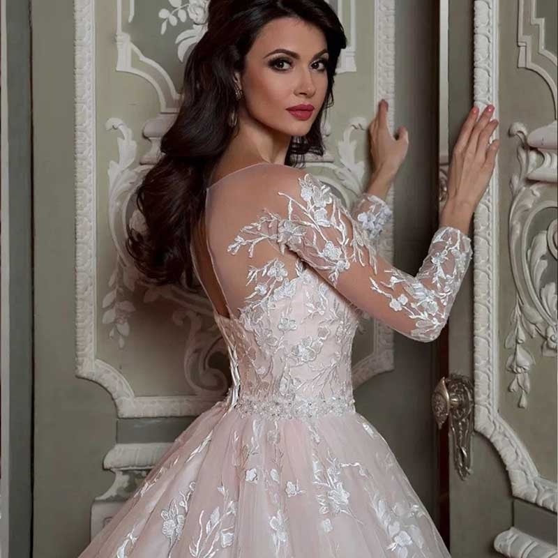 Robe de mariée en dentelle blanche avec détails en perles en polyester