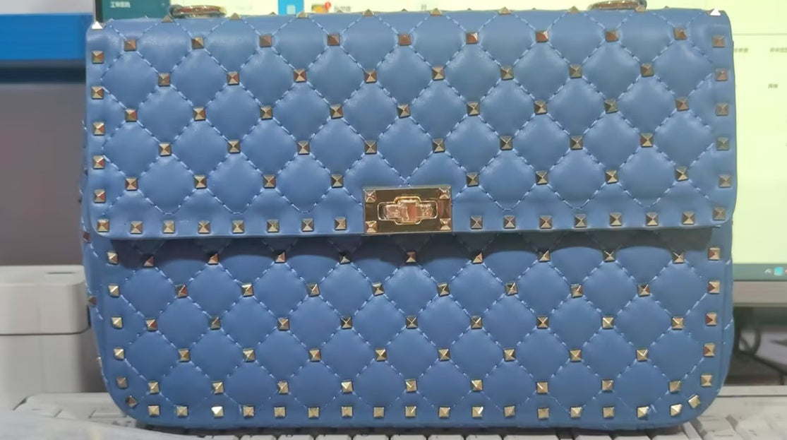 Sac carré en peau de mouton clouté de diamants pour femme