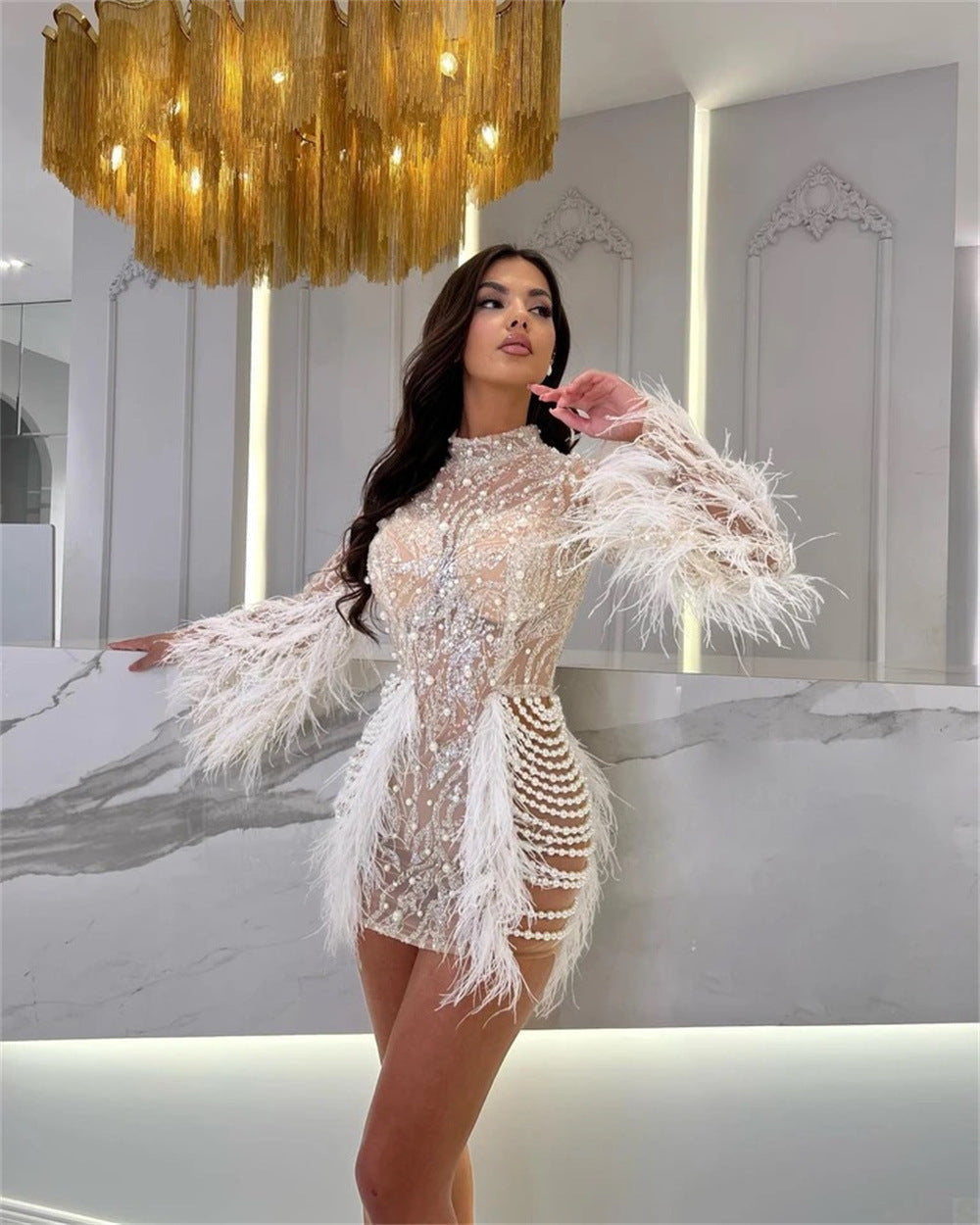 Robe en perles de mousse abricot à taille haute à plumes et paillettes