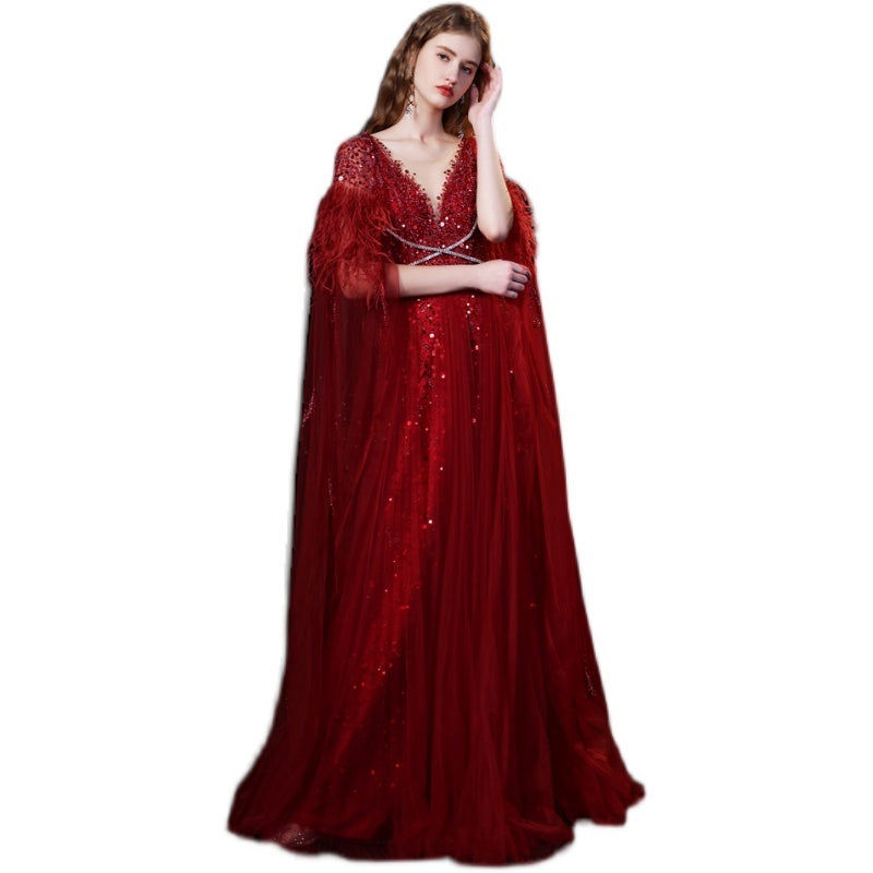 Robe de soirée deux pièces en soie avec long châle en plumes