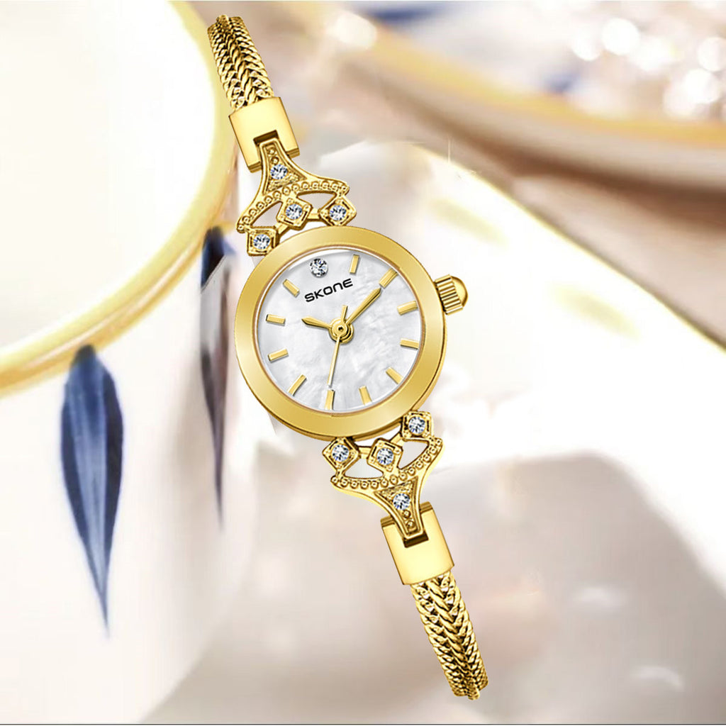 Montre à quartz étanche de petite taille pour femme avec cadran blanc-bleu, argenté-blanc ou doré-blanc