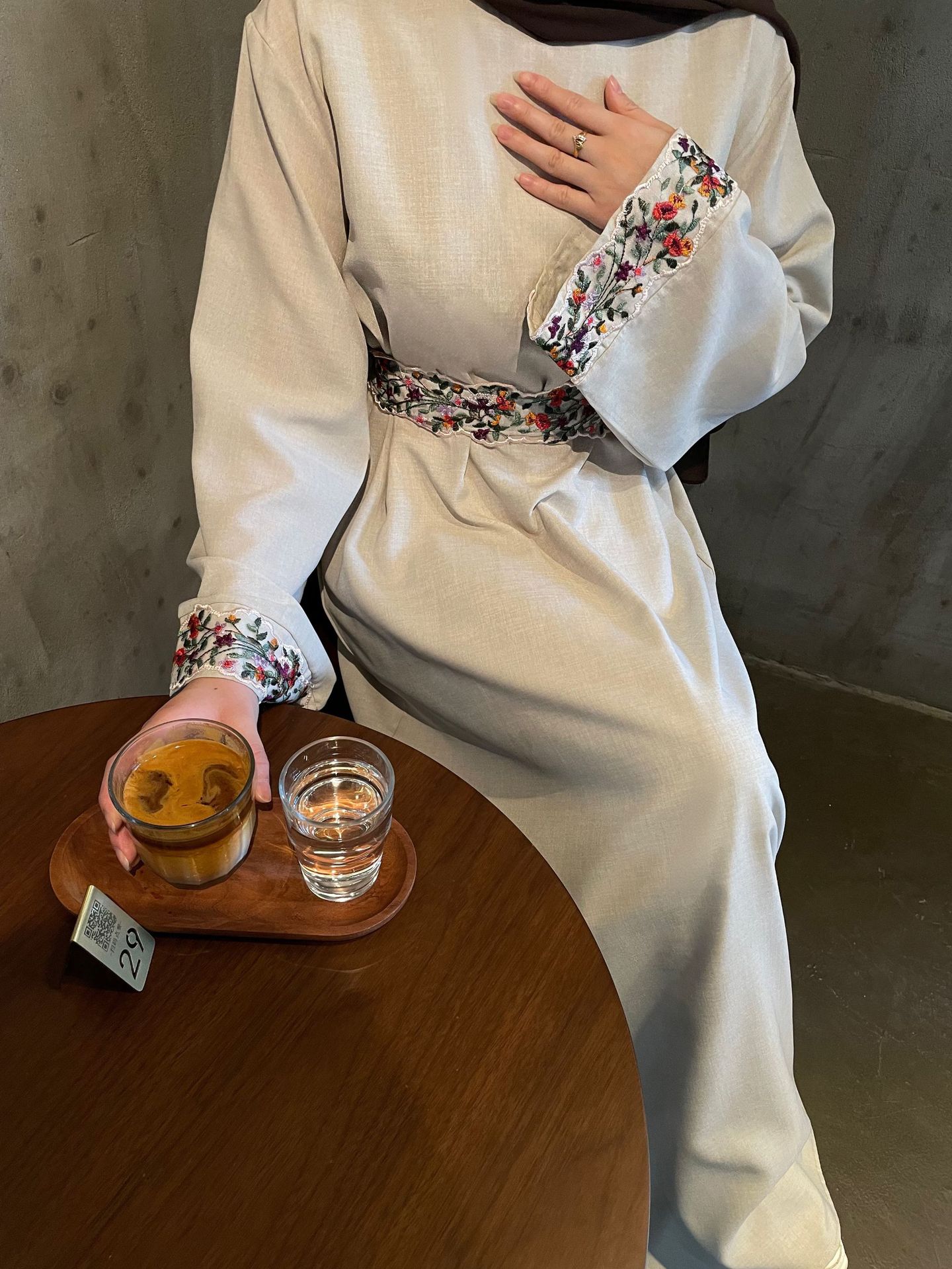 Robe musulmane brodée à manches longues en polyester abricot