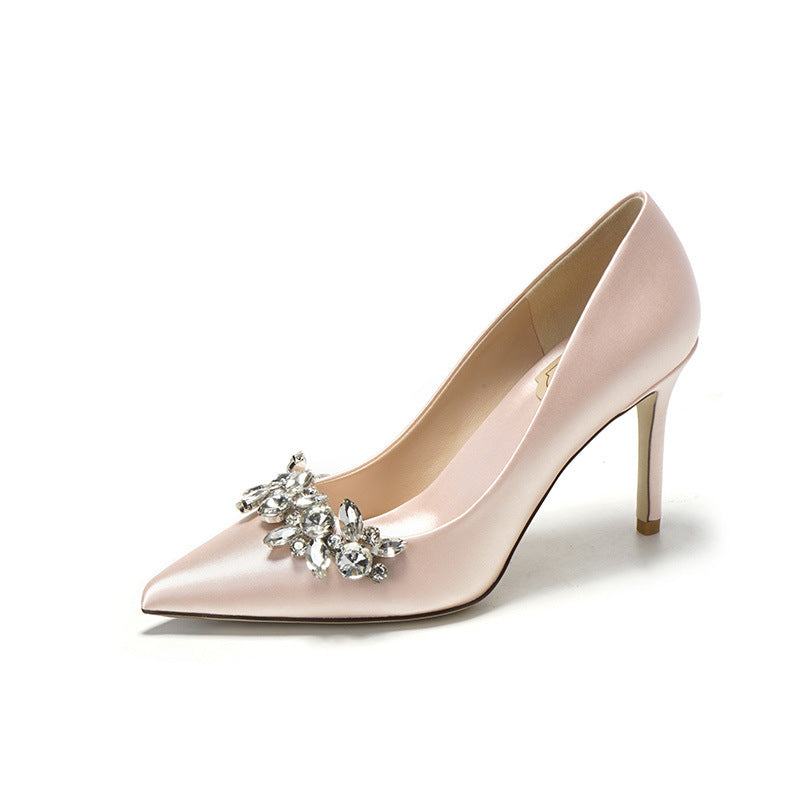 Escarpins de mariée en satin blanc ornés de strass en cristal