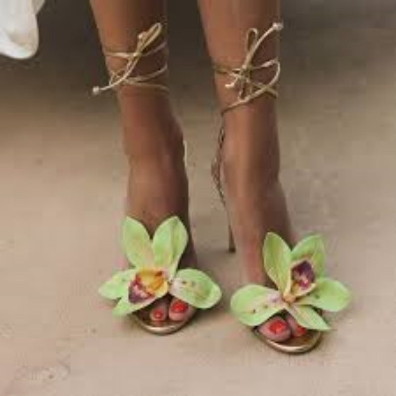 Chaussures pour femmes à talons aiguilles avec bride tissée métallique et bout ouvert