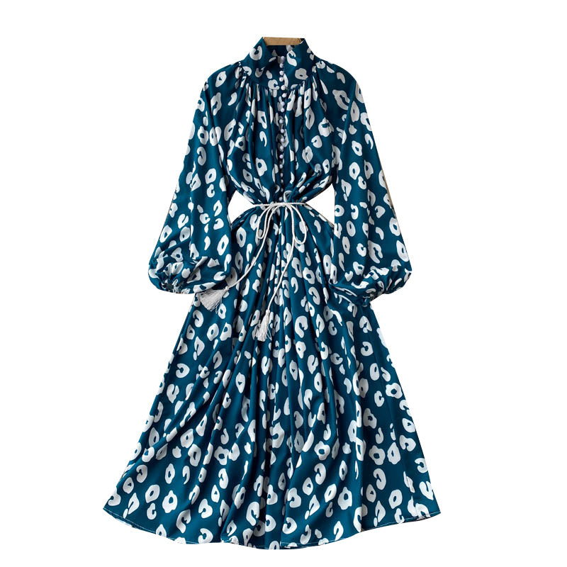 Robe mi-longue imprimée cintrée à col montant, manches bouffantes et boutonnée