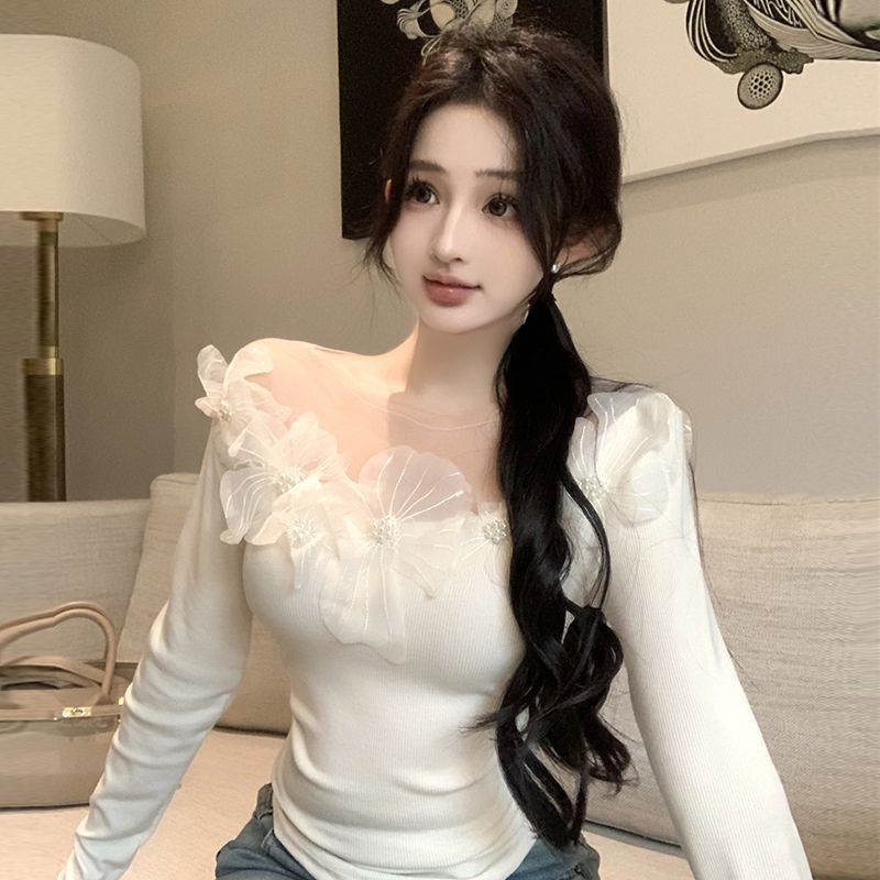 تيشيرت نسائي أنيق مزين بالدانتيل بنقشة زهور، بقصة ضيقة