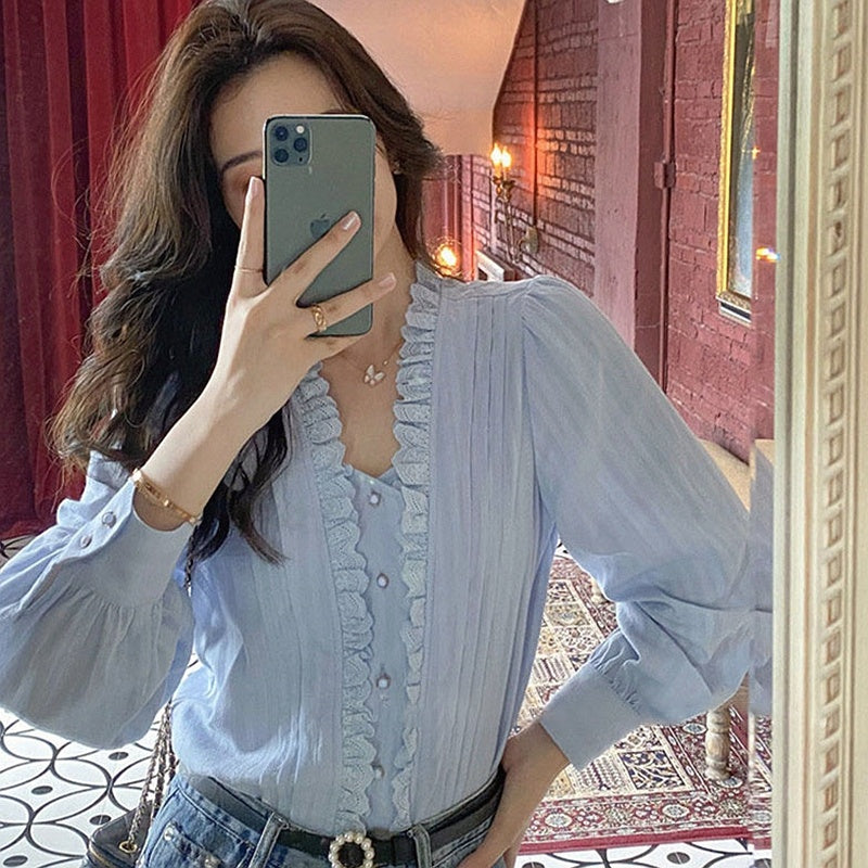 بلوزة فرنسية بتصميم عتيق ورقبة على شكل V وأكمام منفوخة