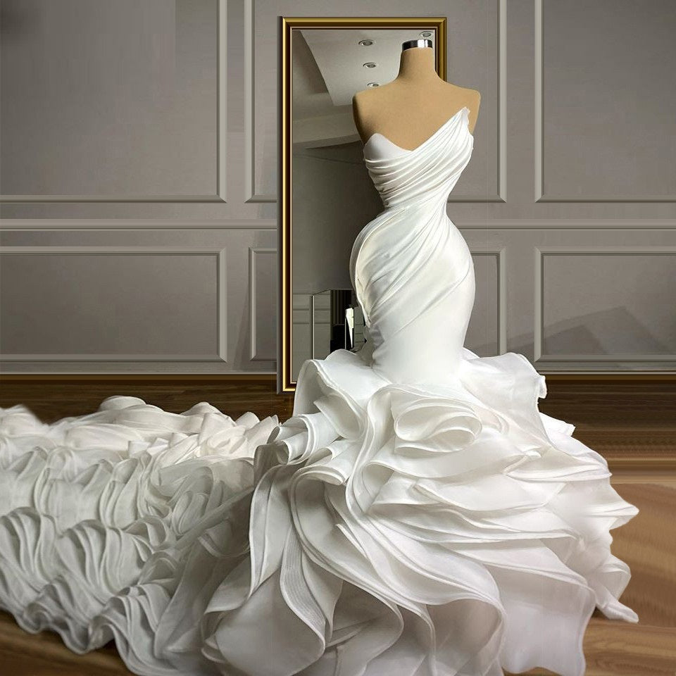 Robe longue traînante élégante avec soutien-gorge sans bretelles intégré