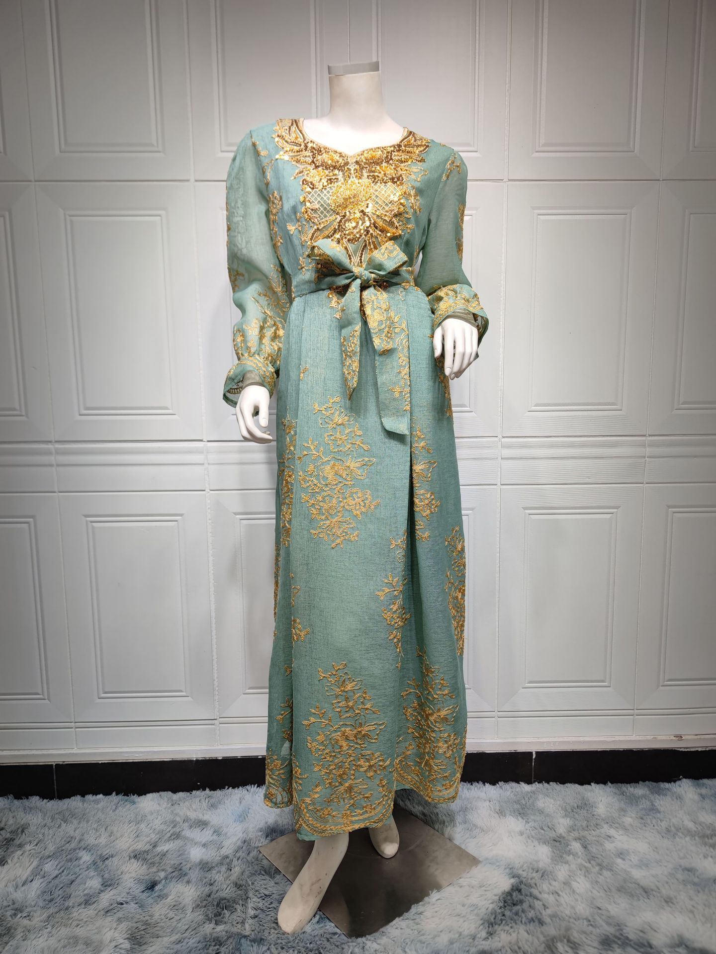 Robe brodée à appliqués pour femme arabe