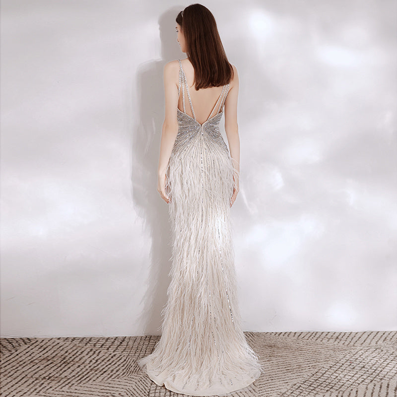 Robe de soirée sans manches en plumes couleur champagne à décolleté plongeant pour femme