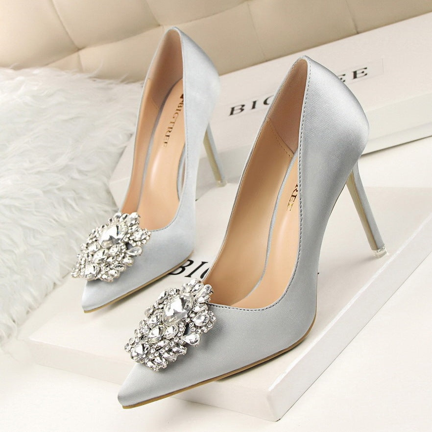 Escarpins pointus en satin avec boucle scintillante ornée de strass