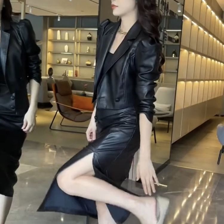 Manteau en cuir tendance et jupe fendue amincissante pour l'automne