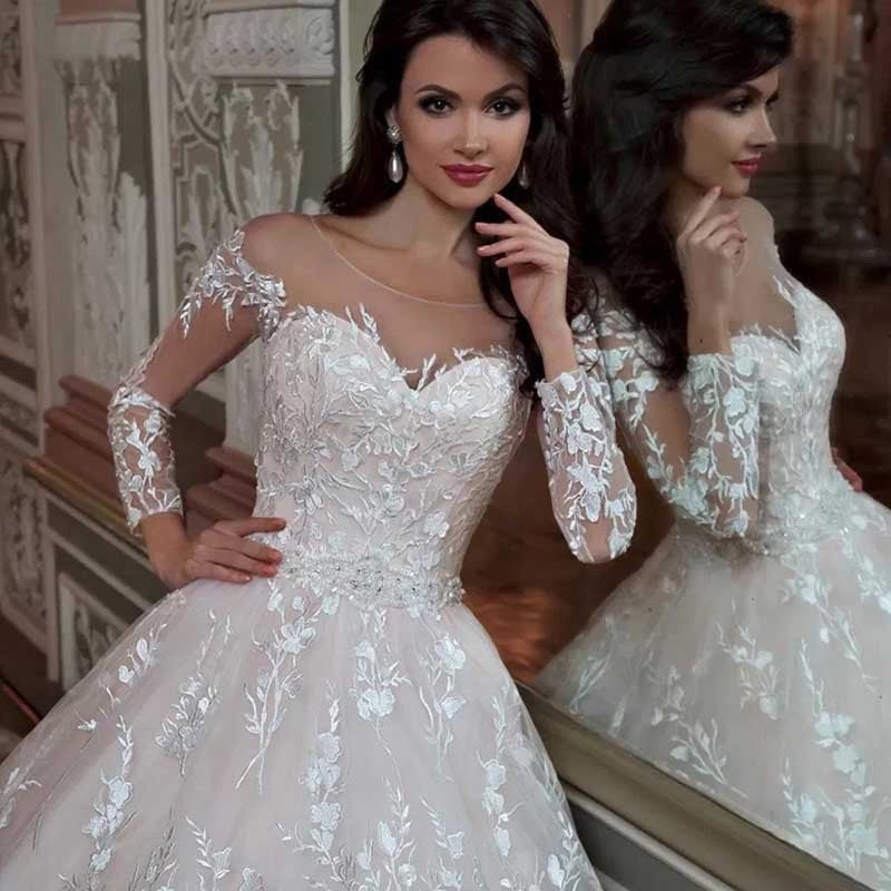 Robe de mariée en dentelle blanche avec détails en perles en polyester