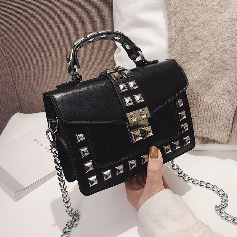 Sac seau à bandoulière clouté en PU avec fermeture à boucle
