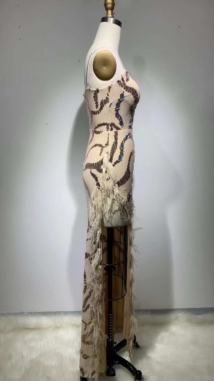 Robe élégante en coton, abricot, ornée de paillettes, de fentes et de plumes, avec dos nu à bretelles en V