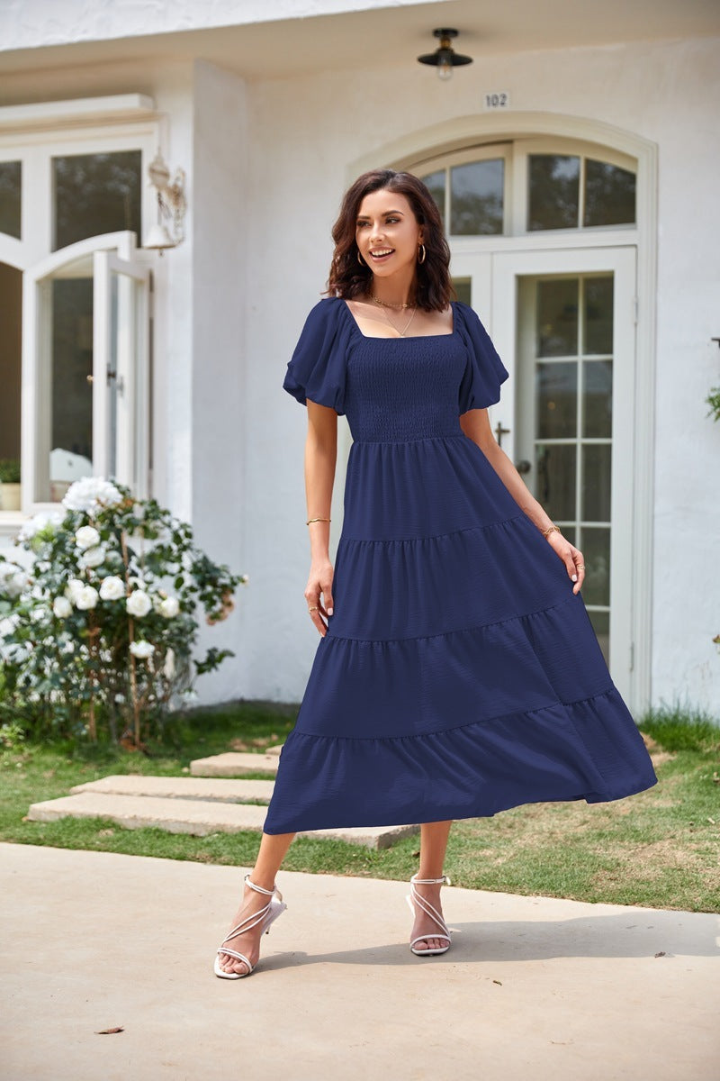 Robe courte plissée à col carré, dos nu et manches bouffantes