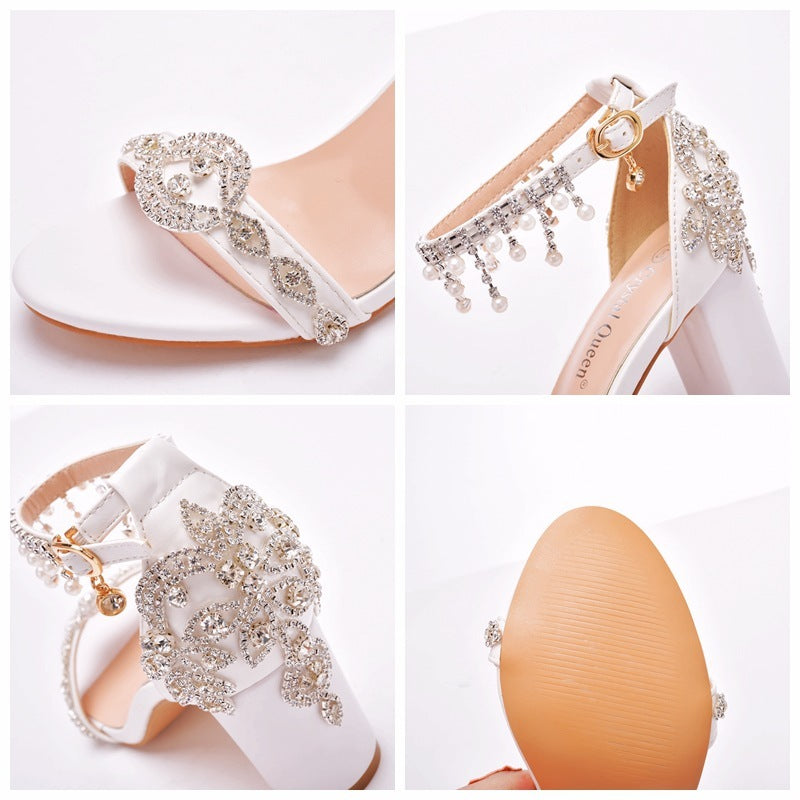 Sandales basses à talon carré épais blanc, ornement perles, à bride unique, talon de 7 cm