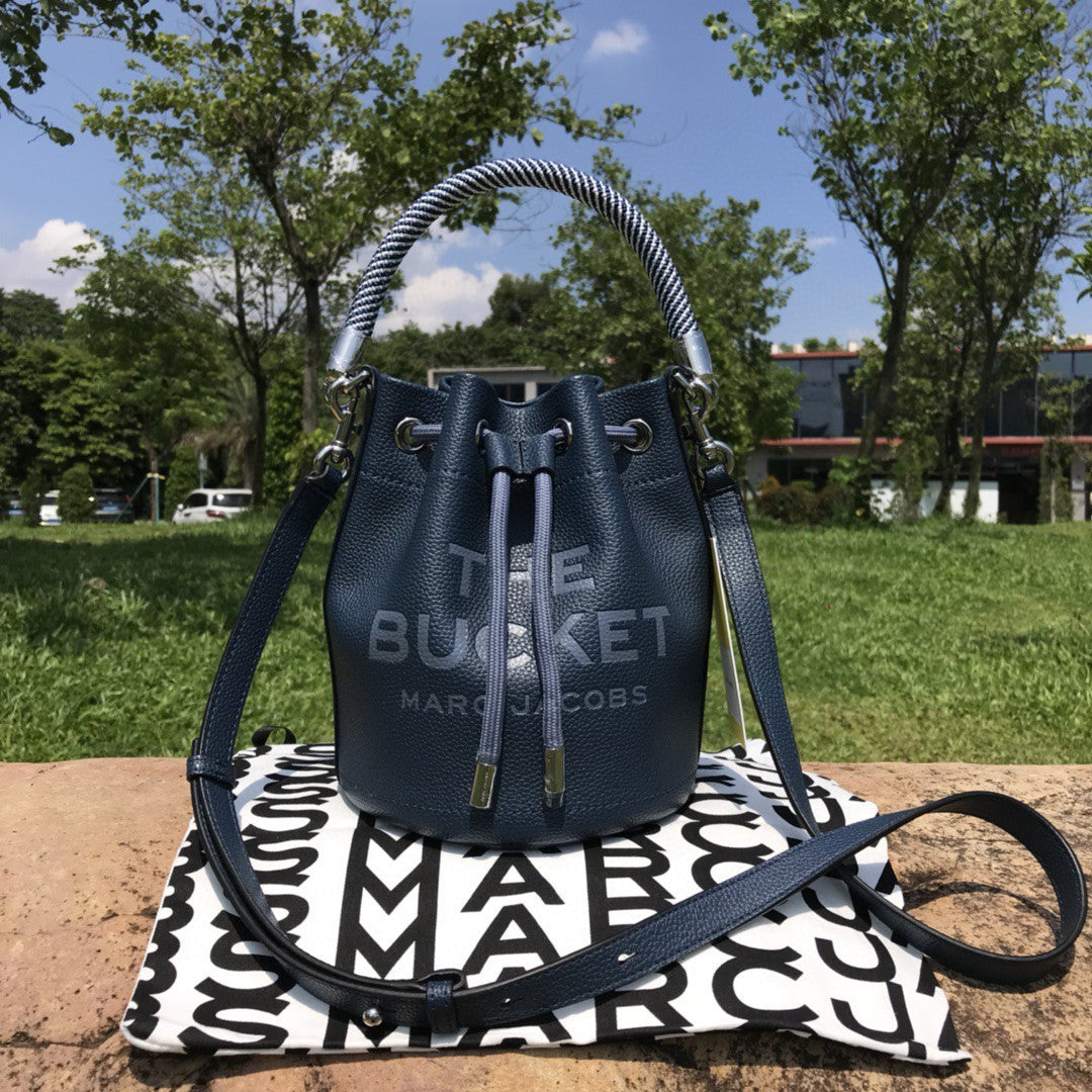 Sac bandoulière en cuir de vachette à cordon de serrage petit sac à main de couleur unie pour femmes