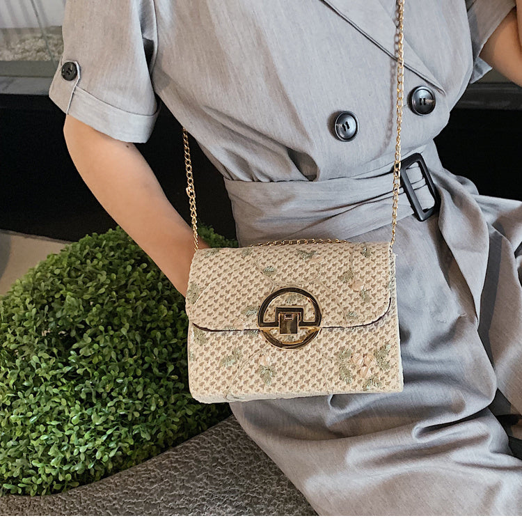 Petit sac en paille brodé à bandoulière fine