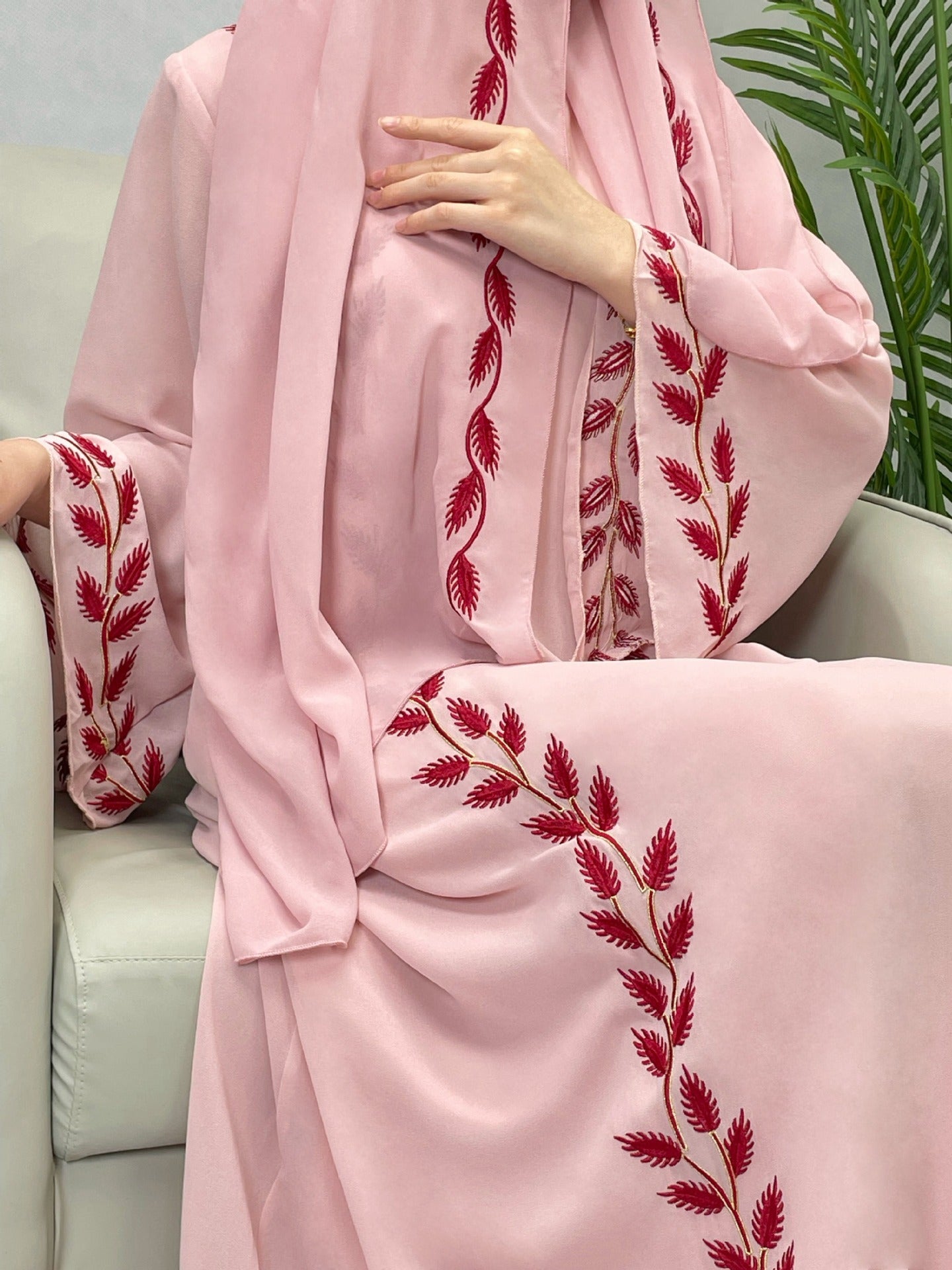 Robe longue musulmane à col rond brodée d'un motif végétal avec manches cloche
