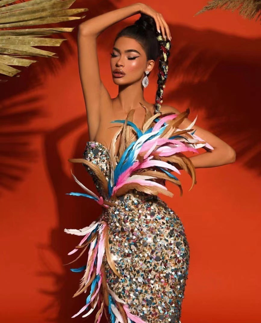 Robe bustier longue à paillettes avec fente haute et plumes dégradées pour femme