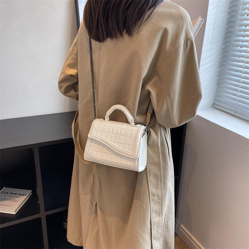 Retro Niche Women’s Crocodile Pattern Clamshell Bag