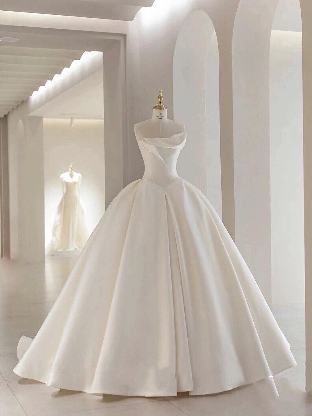 Vintage Satin Tube Top Wedding Bridal Dress with Long Tail