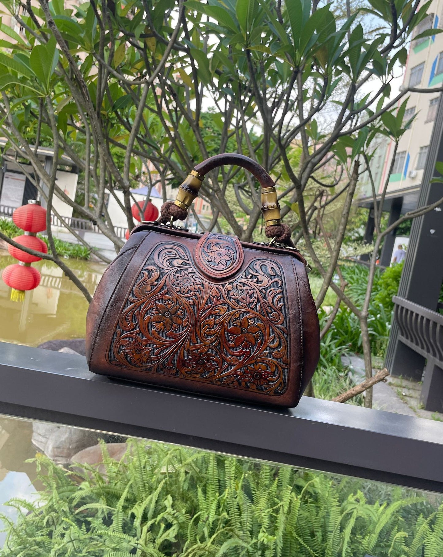 Women's Fashion Retro Clip Leather Carving Shoulder Bag