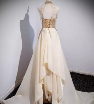 Robe de soirée dorée pour femme sénior, ambiance haut de gamme