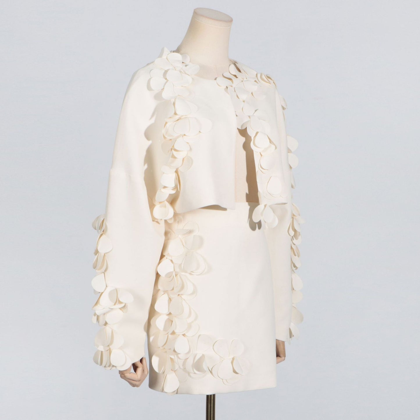 Ensemble jupe et tailleur haut de gamme à surpiqûres fines, style bohème chic.