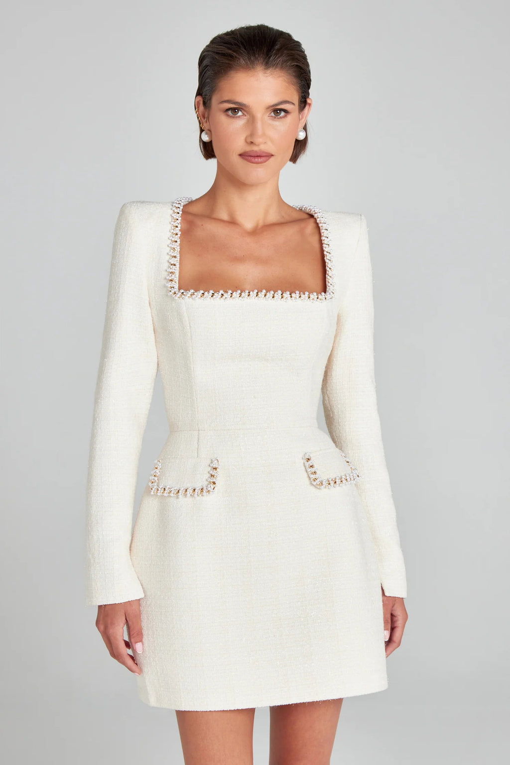 Robe perlée à manches longues et col en U, disponible en blanc, noir et rouge