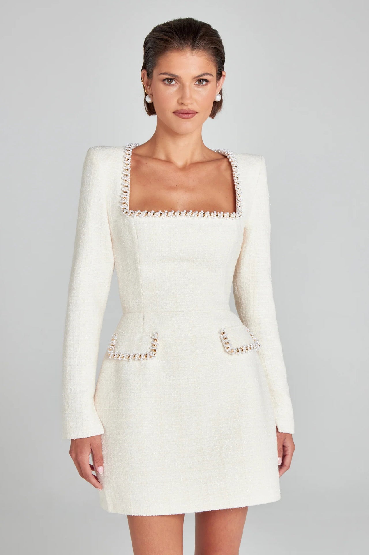 Robe perlée à manches longues et col en U, disponible en blanc, noir et rouge