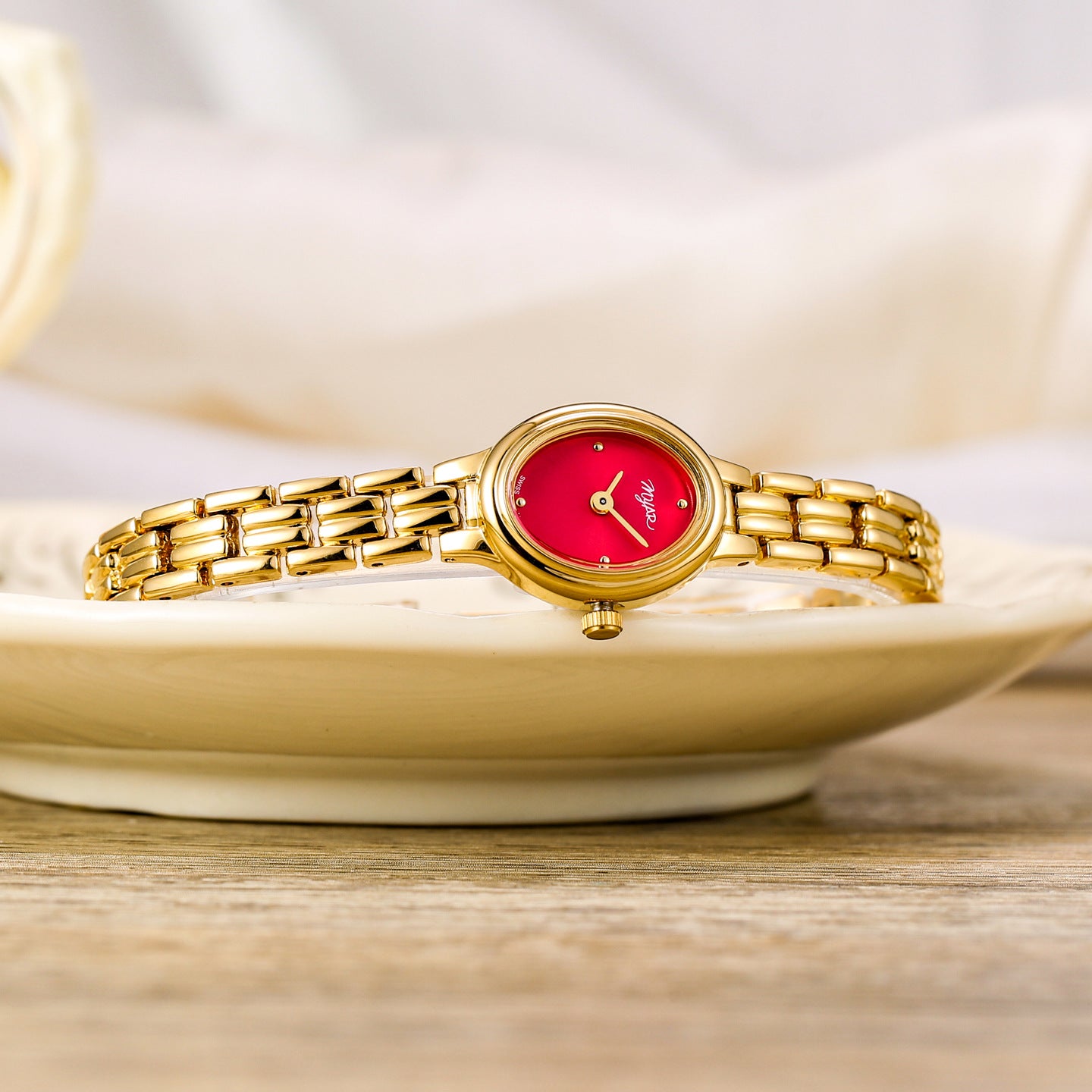 Montre à quartz étanche vintage ovale mini pour femme, épaisseur 7 mm, résistante à l'eau jusqu'à 30 m