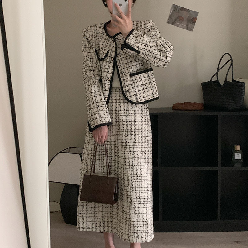 Petit manteau court en tweed à col rond style campagne, tailleur jupe écossaise taille haute
