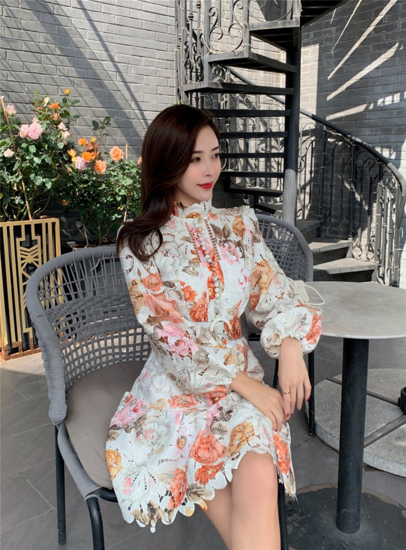 Robe à col montant ajouré à fleurs colorées