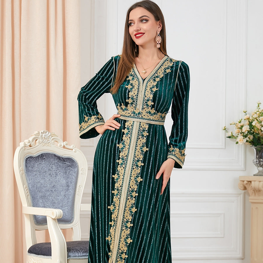 فستان نسائي عربي مخملي طويل الأكمام أخضر بفتحة مع حزام