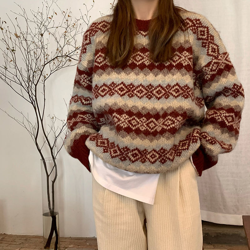 Pull ample et fin en maille à col rond disponible en rouge, noir et bleu