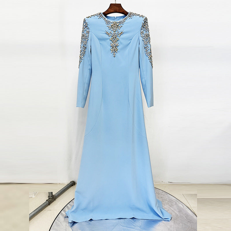 فستان طويل قصير مزين بالخرز والماس، مصنوع من قماش متين.