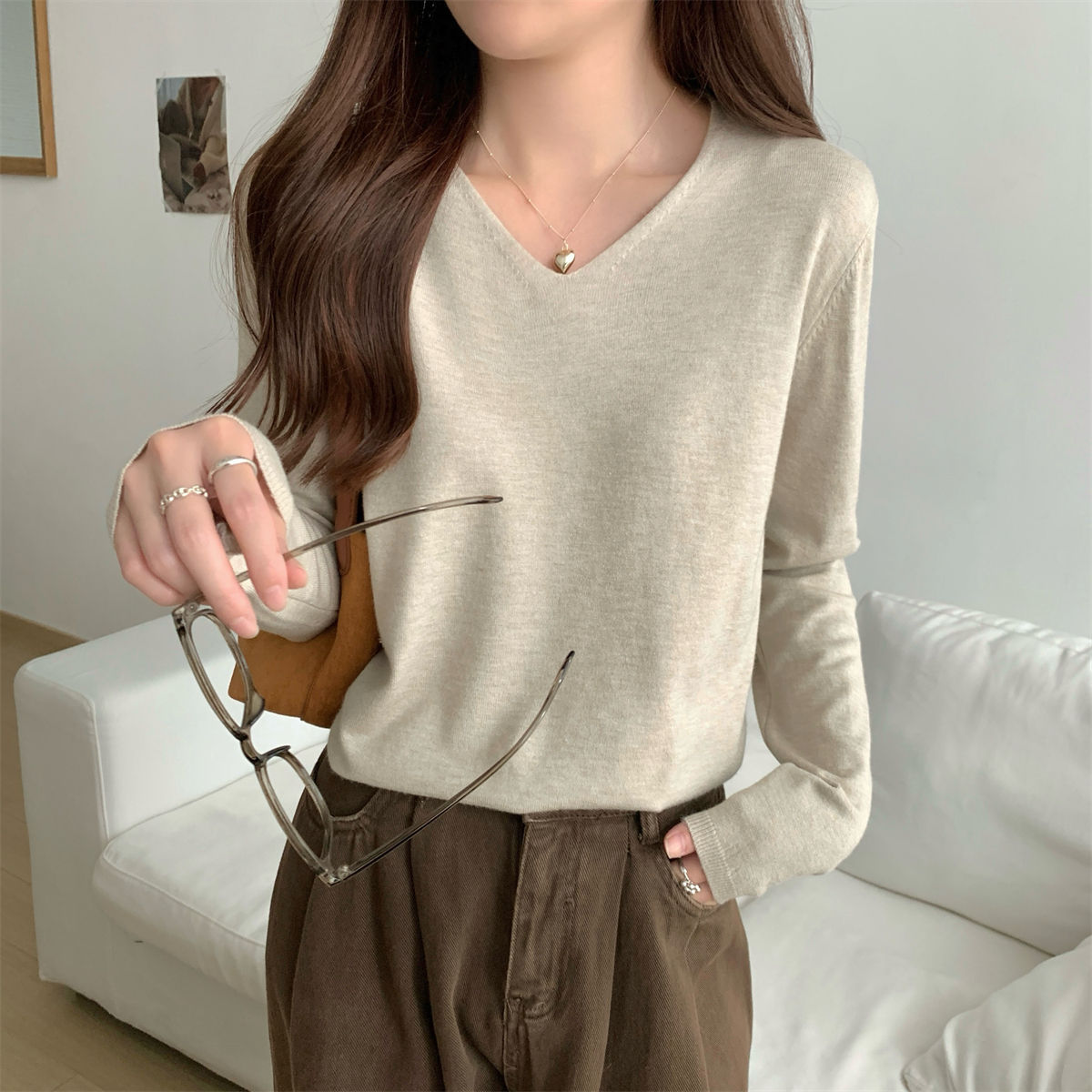 كنزة صوفية فضفاضة بياقة على شكل حرف V ناعمة ومريحة للارتداء فوق طبقات أخرى من الملابس