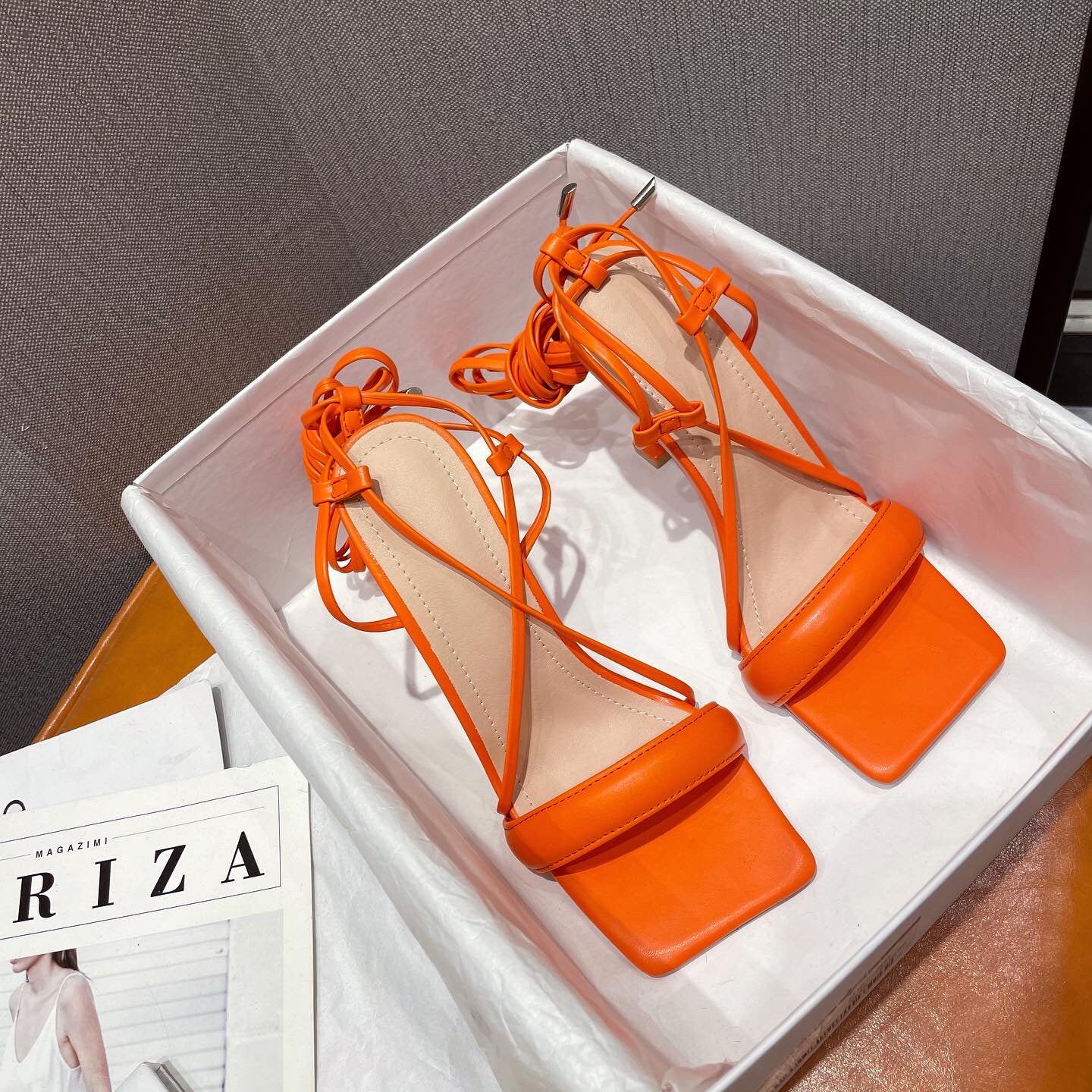 Escarpins à talons aiguilles et brides découpées en cuir de vachette