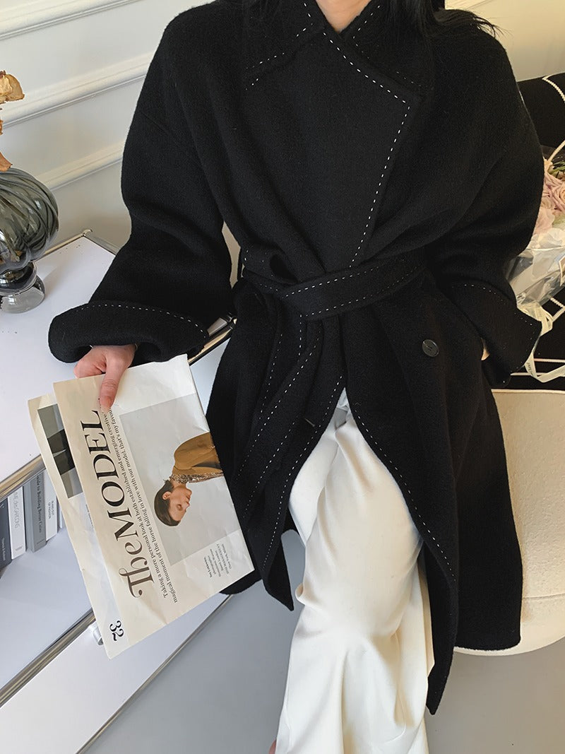 Manteau double-face en laine avec revers en fourrure longue et détails lacés en blanc ivoire et noir, tailles S-L