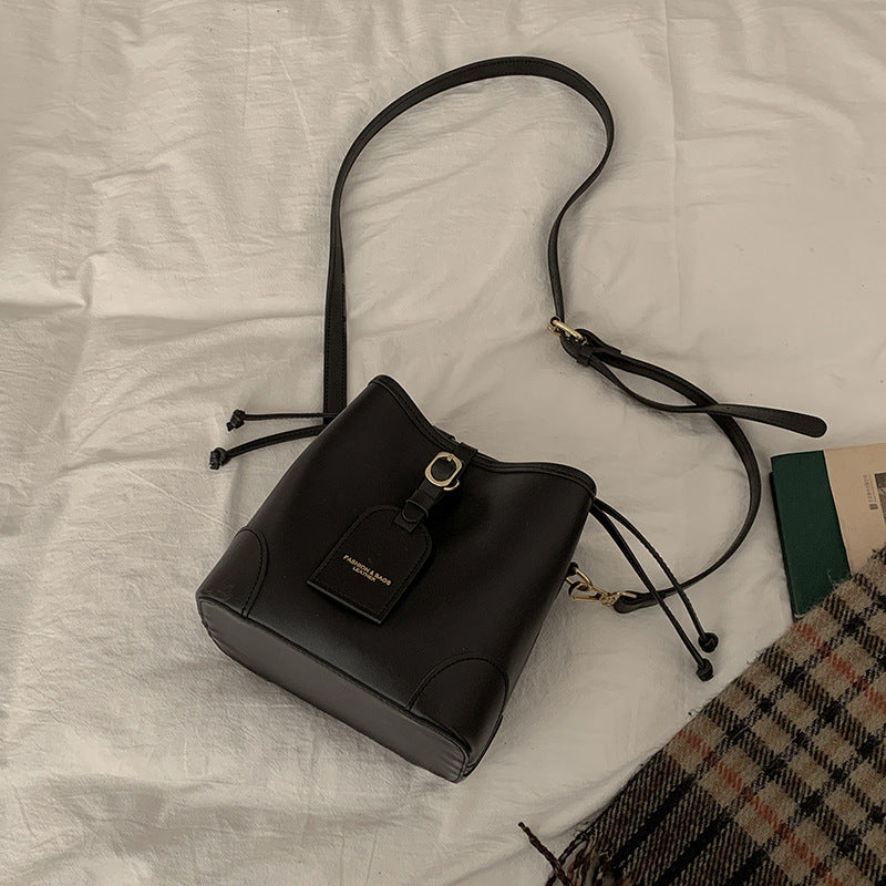 Sac bandoulière polyvalent pour femme, petit modèle seau avec contraste de couleurs