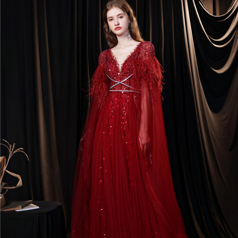 Robe de soirée deux pièces en soie avec long châle en plumes